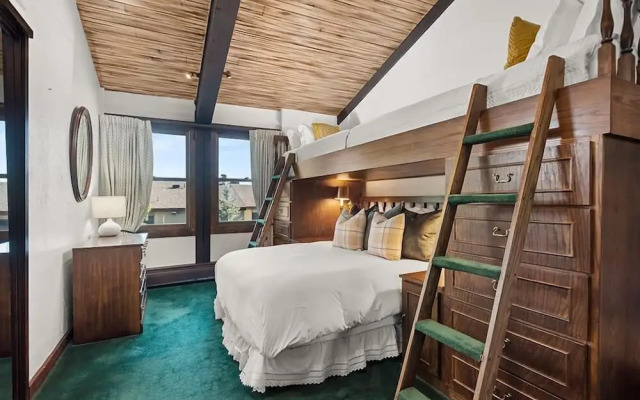 3 BR Penthouse w Hot-tub -mountain Views