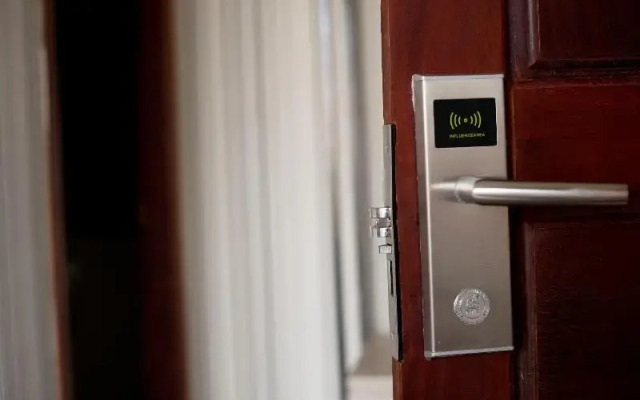 White Residence Hotel & Apartment