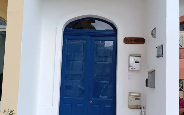 Seaside Stylish and Spacious 2-bedroom Apartment