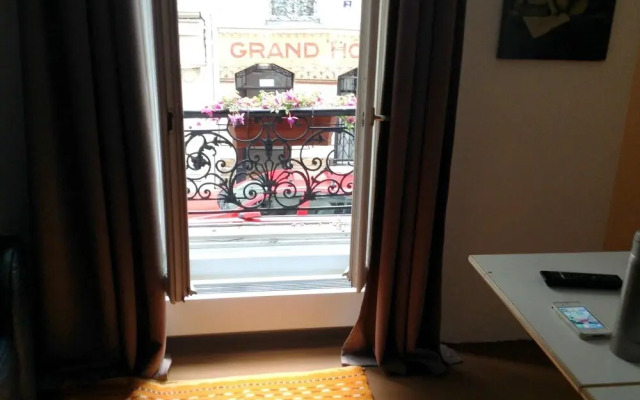 Studio in Paris, With Wonderful City View and Wifi