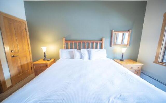 Arapahoe Lodge by SummitCove Vacation Lodging