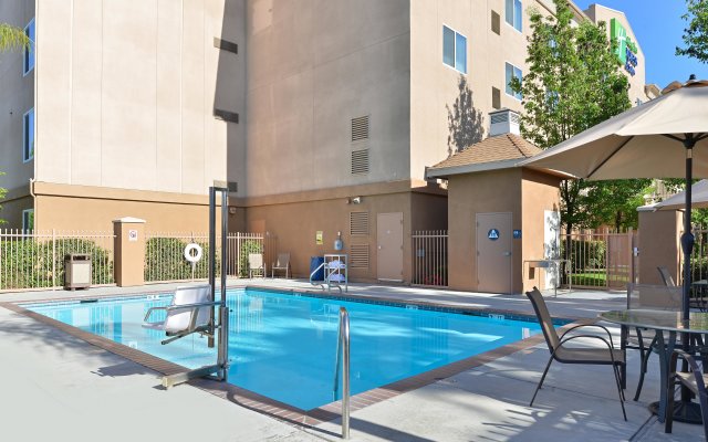 Holiday Inn Express Hotel & Suites River Park by IHG