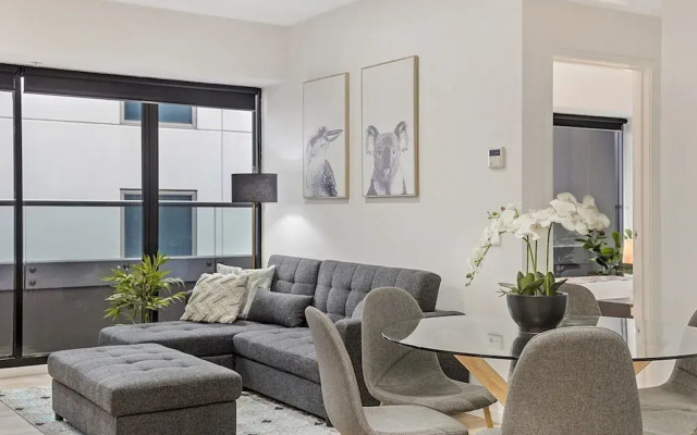 Executive Unit With Pool and Gym Near Riverfront