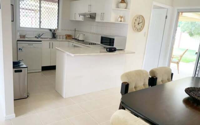 Cheerful 3 bedroom house with free parking