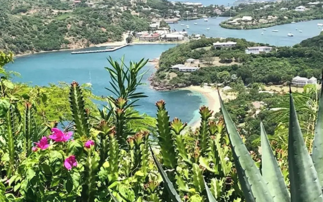 Villa - Sleeps 6 - Pool - Parking - Garden