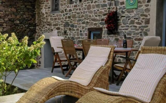 Gîte Saint-Romain-en-Jarez, 4 pièces, 6 personnes - FR-1-496-34