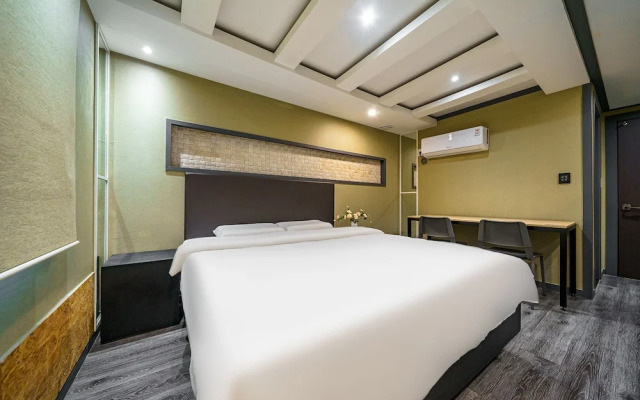 27 Hotel