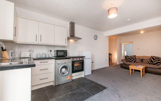 3 Bed Flat in Pedestrianized High Street