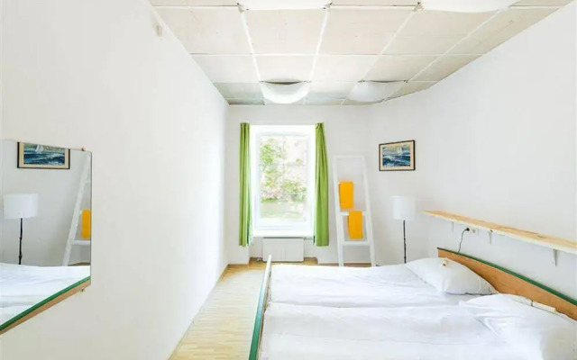 Downtown Forest Hostel  Camping
