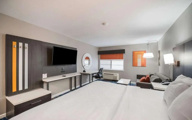 Clarion Pointe Marshall