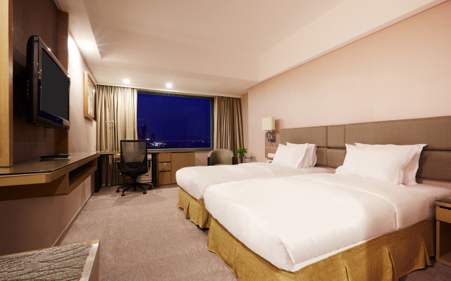 Holiday Inn Riverside Wuhan by IHG