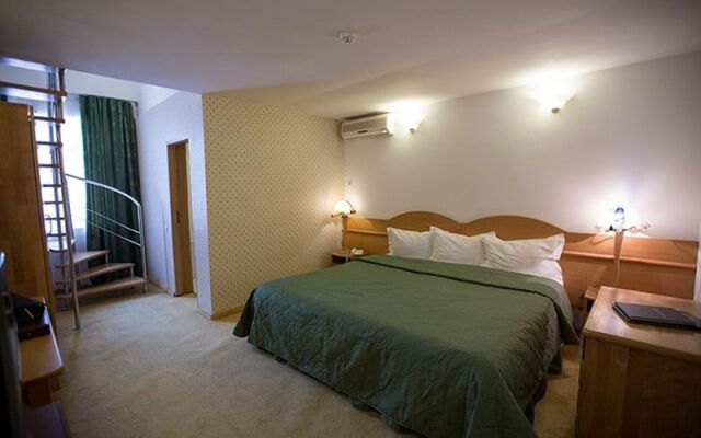 Queen Vera Hotel
