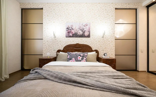 Пять Звезд на Ленина 51