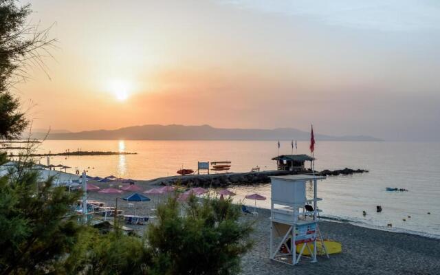 Apartment4 50 metres from THE Sea 'NEW LISTING'