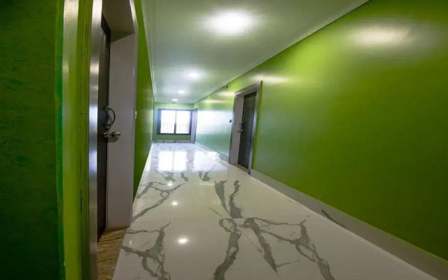 OYO 14648 Queens Casa