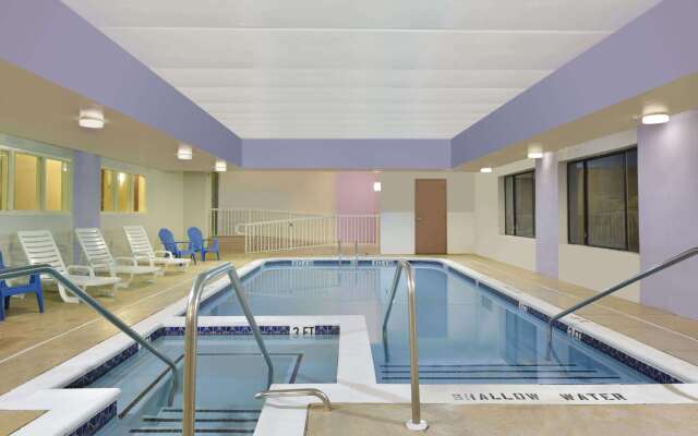 Howard Johnson Hotel & Suites by Wyndham Allentown/Dorney