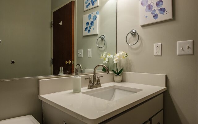 Downtown 1 & 2 BR Apt with Kitchen by Frontdesk
