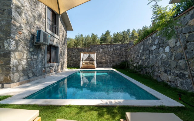 Izz Getaway – Adults Only