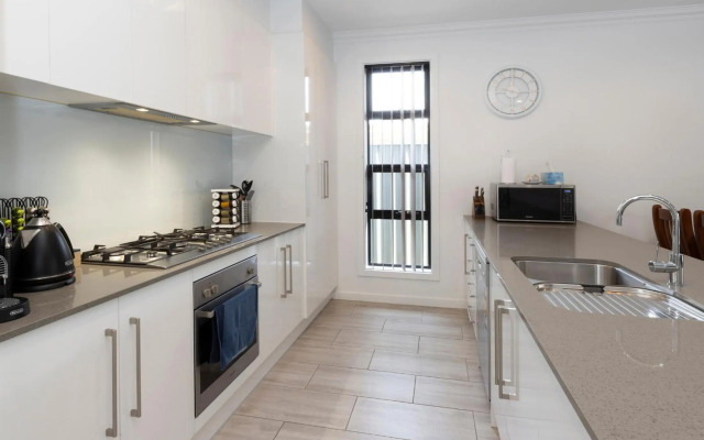 Cozy Getaway, King Bed with TV, NBN, Netflix, Nespresso