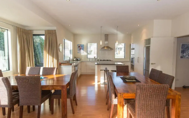 Modern Lake Haven - Wanaka Holiday Home