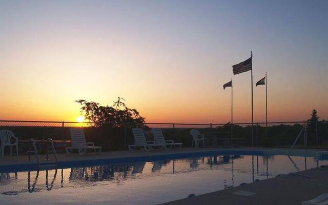 Pinemark Inn & Suites