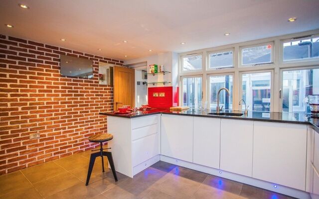 Stunning Central 3 Bed House in Amazing Location