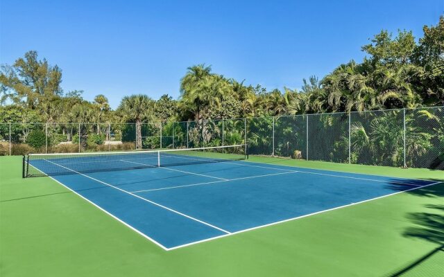 Shorewood Condos by Dream Vacation Rentals