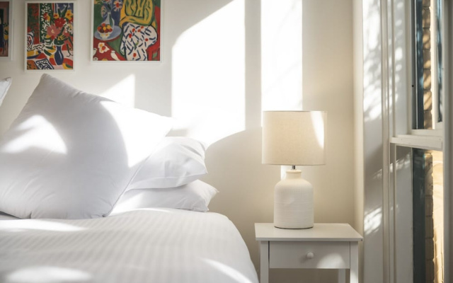 Seaside 1-bed Stay Near Cafes & Attractions – Guest Rooms – Melbourne