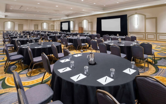 Hilton Indianapolis Hotel & Suites