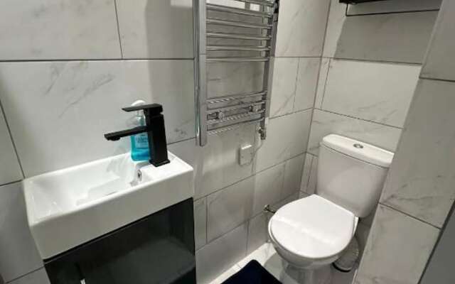 Inviting Studio Flat at Lewisham Way, Se14 London