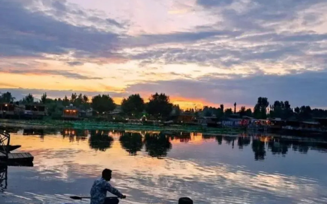 New minar group of houseboats