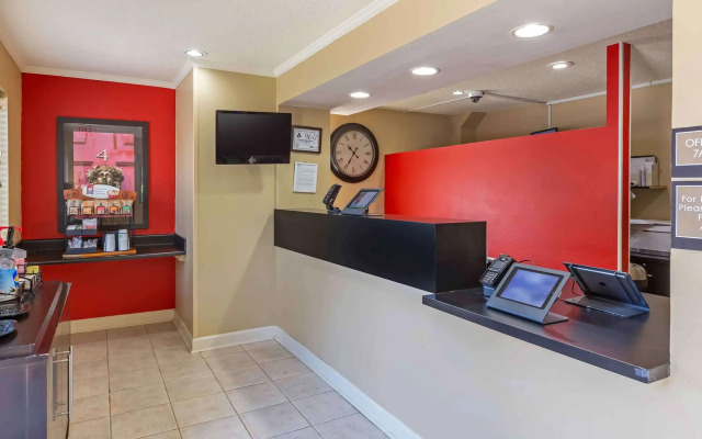 HomeTowne Studios & Suites by Red Roof Greensboro