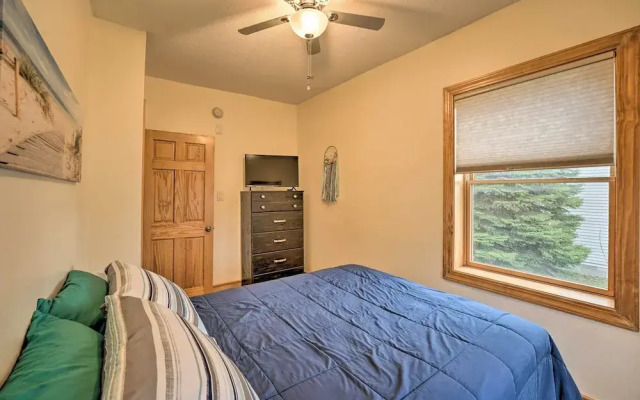 All-season Grand Haven Getaway With Deck!