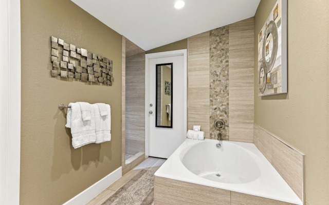 Luxury Home W/pool, Grill/bar, &movieroom