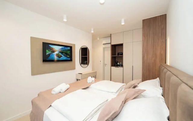 Bumblebee apartments & rooms with pool