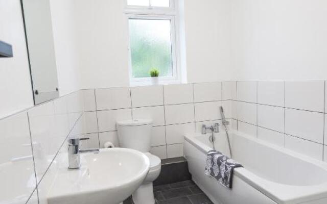 Three Bed - Suitable for Contractors- Large Groups