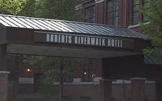 Roberts Riverwalk Urban Resort Hotel
