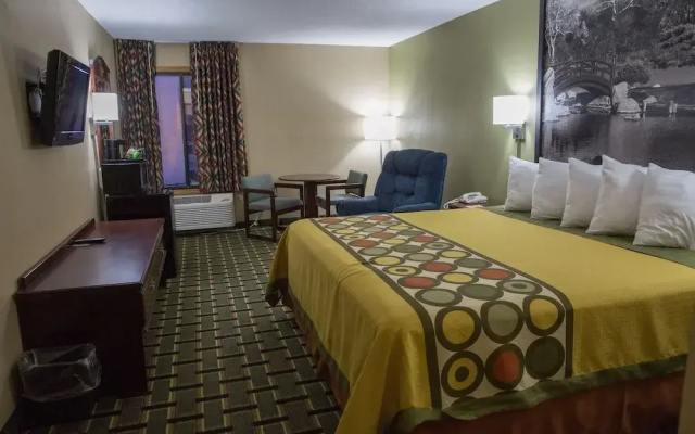 Super 8 Canton IL