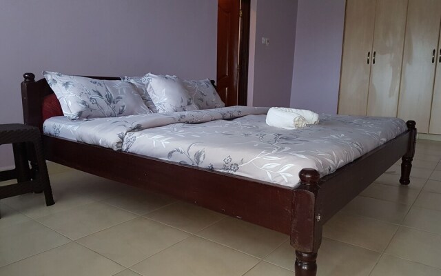 Maggys Airport Guest House - Hostel
