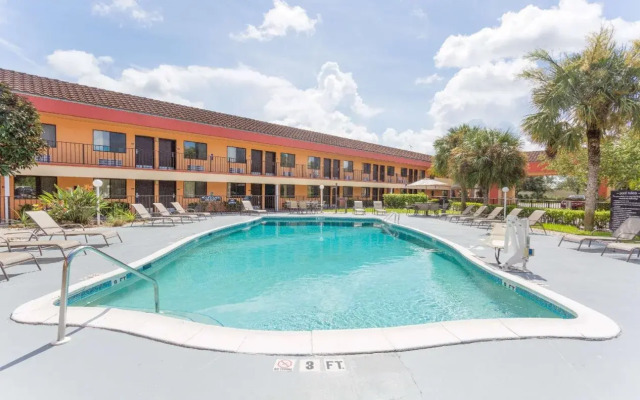 Super 8 By Wyndham Naples