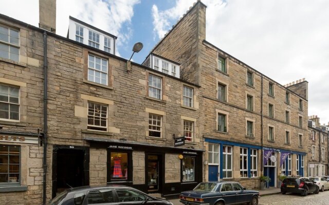 401 Chic and Cosy 2 Bedroom Apartment Just Minutes Away From George Street and Princes Street