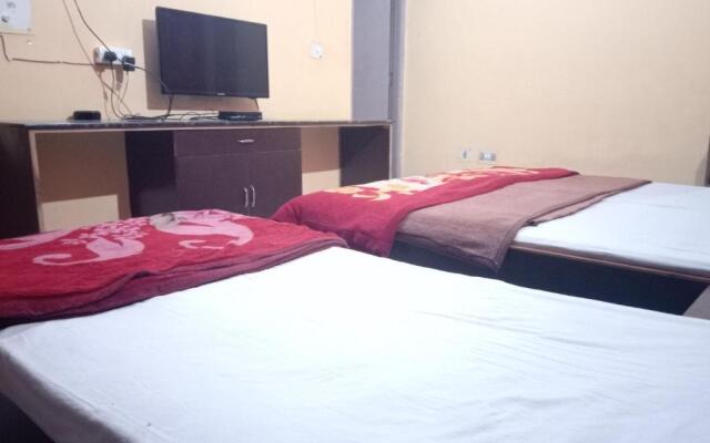 Yash Guest House 01 Minute Walk in Nizamuddin Railway Station