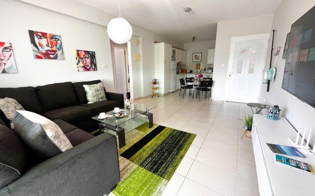 Modern Apartment Only 900m From Famous Venus Beach