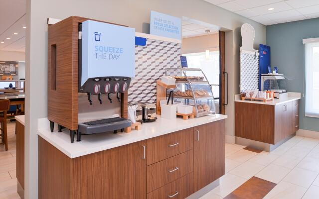 Holiday Inn Express & Suites Omaha - 120th and Maple by IHG