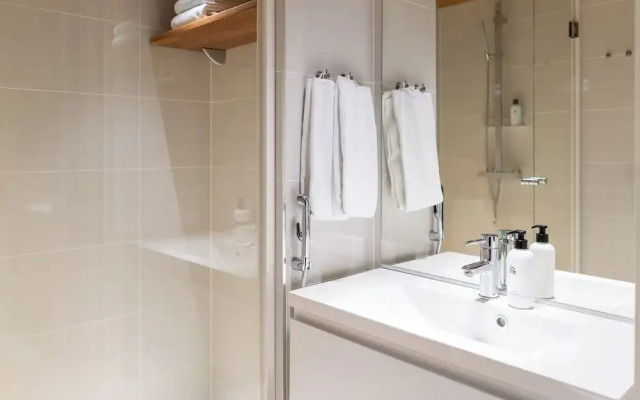 Luxurious 3-Br Apt with Balcony