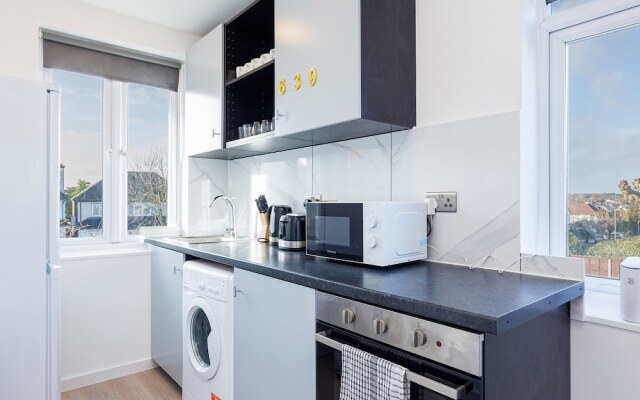 North West London Studio Apartment - Sleeps 3