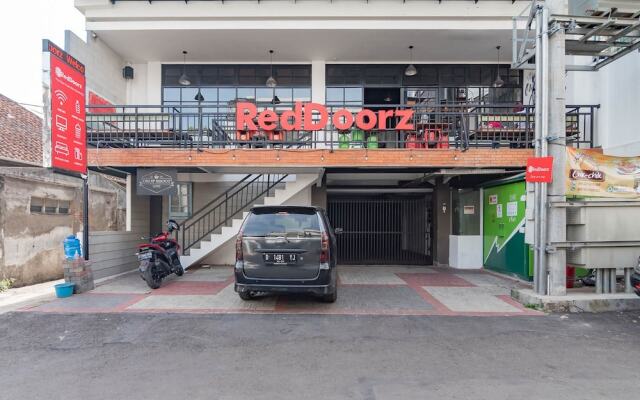 RedDoorz Plus @ Doorman Guest House