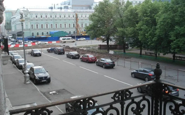 Teatralnaya Ploshchad 12