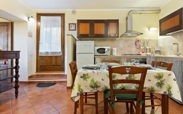 Quaint Holiday Home in Siena with Hot Tub