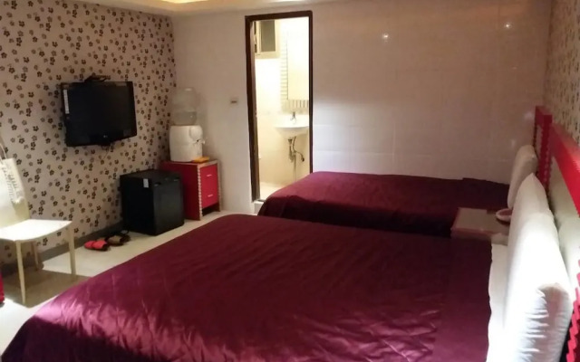 Meets Happy Hotel